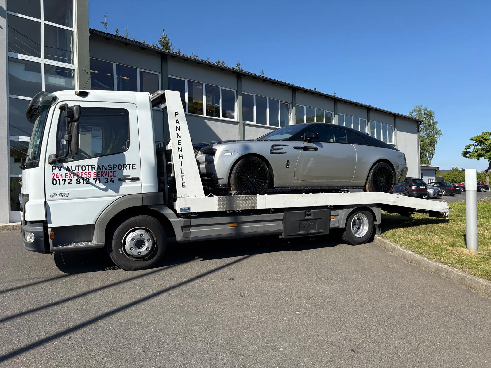 Rolls-Royce seitlich auf einem PV Transportfahrzeug