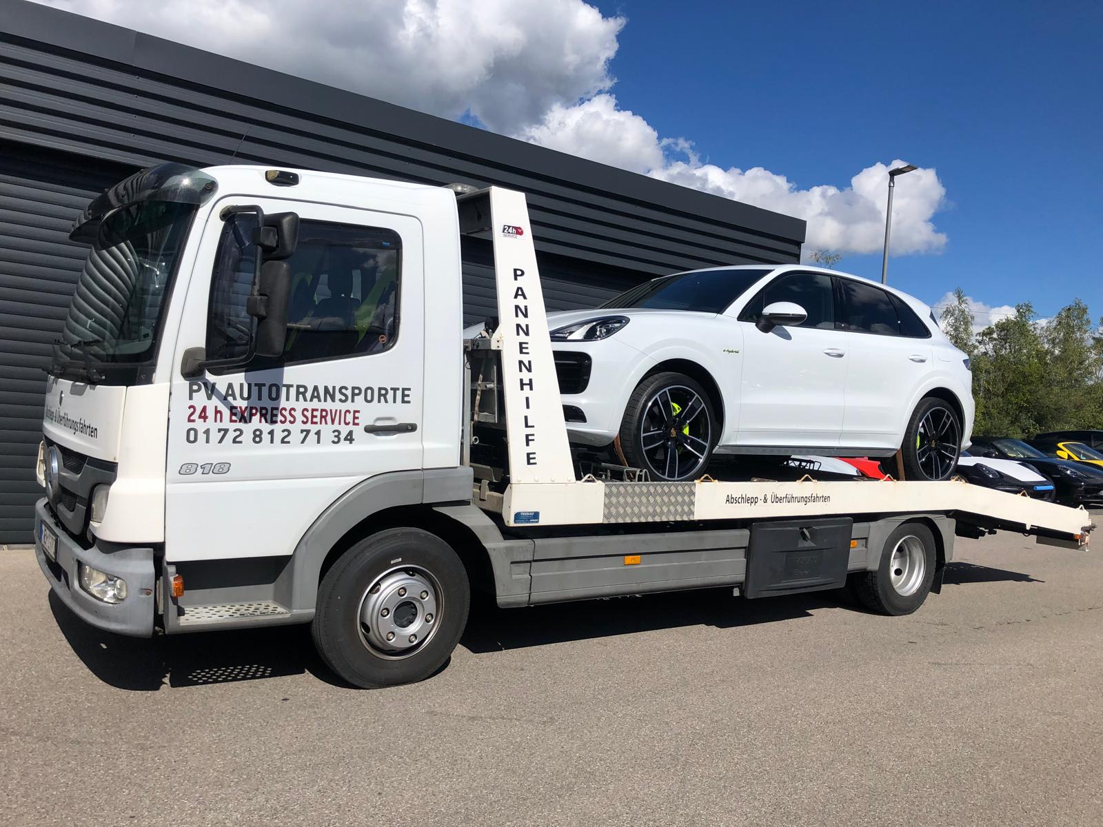Porsche auf einem PV Transportfahrzeug