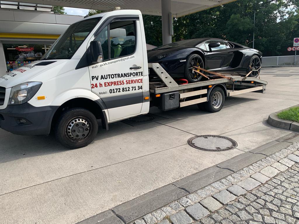 Lamborghini auf einem PV Transportfahrzeug