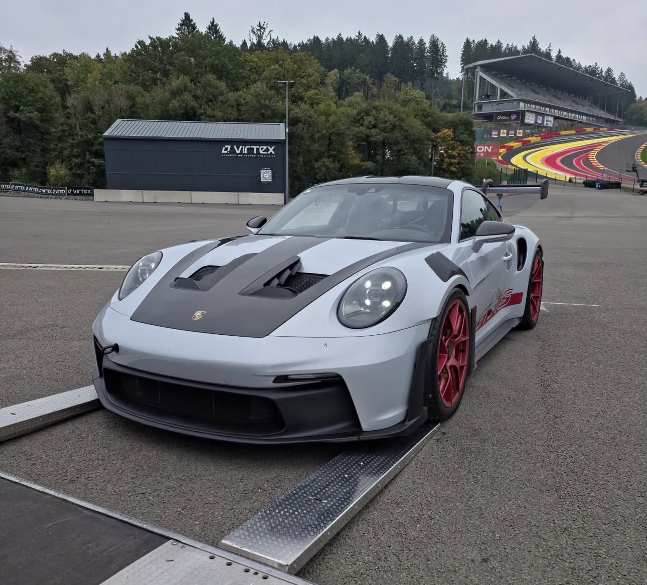 Porsche bei einer abgestimmten Fahrzeugübernahme