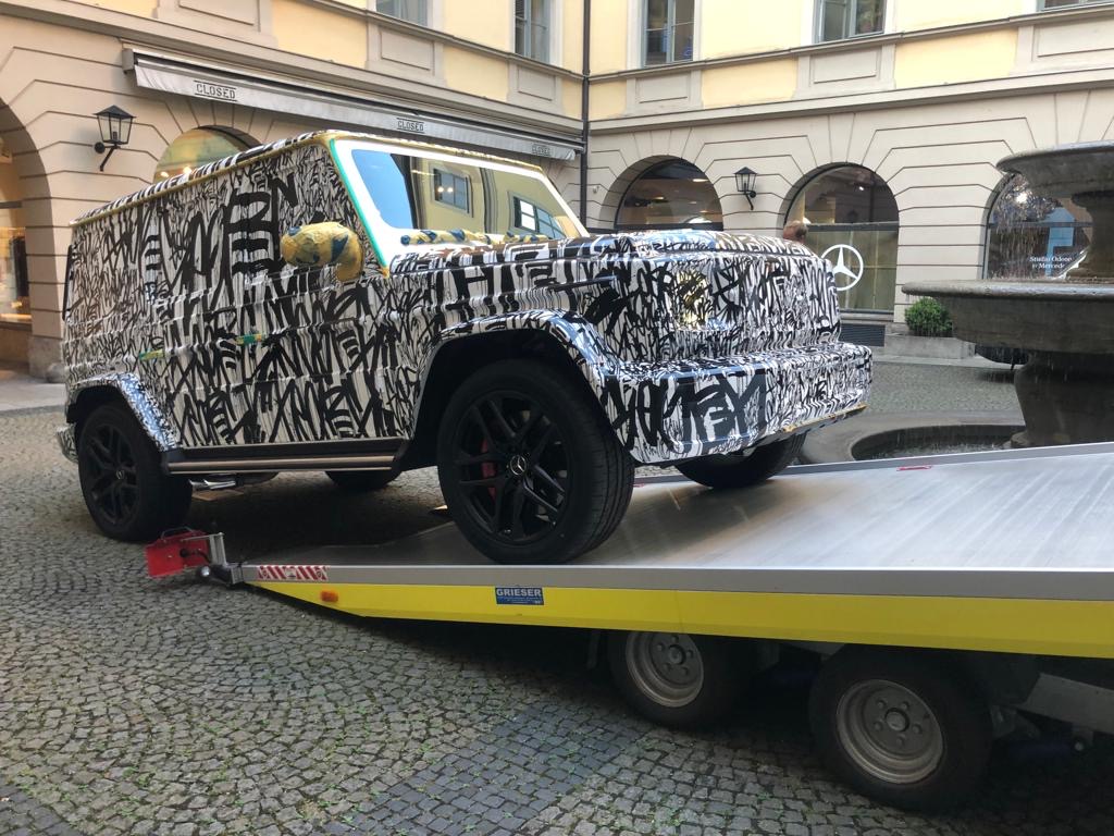 Getarntes Erprobungsfahrzeug auf einem Anhänger